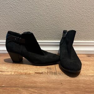 Women’s Guess Booties Size 9.5